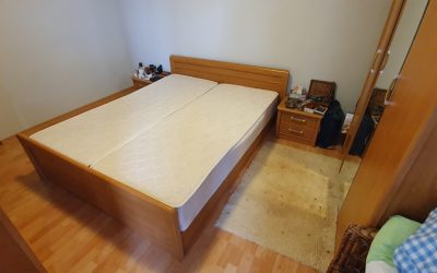 Спалня с трикрилен гардероб и подматрачни рамки